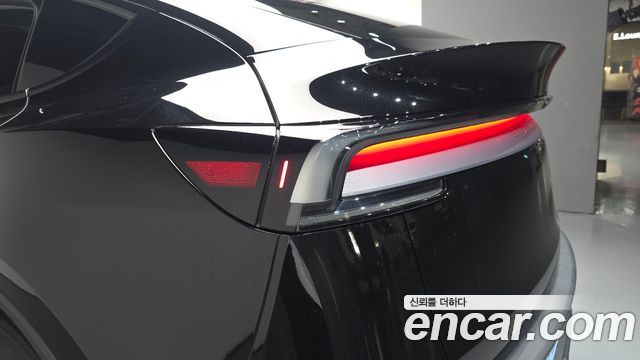 Tesla Model Y 2025
