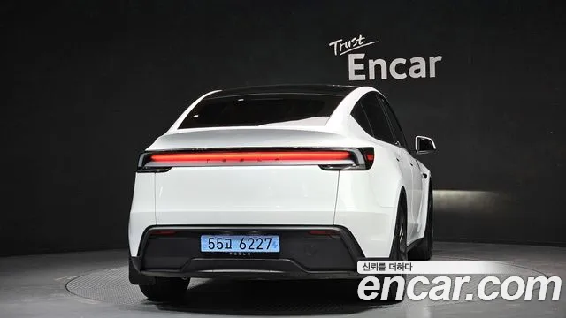 Tesla Model Y 2025