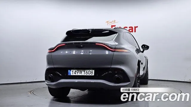Aston Martin DBX 2022