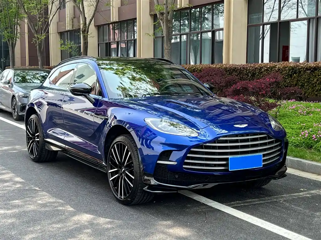 Aston Martin DBX 2024