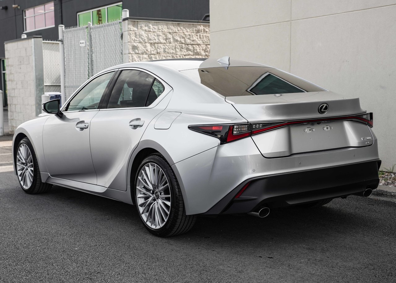 Lexus IS 2025