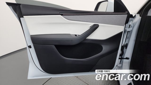 Tesla Model Y 2025