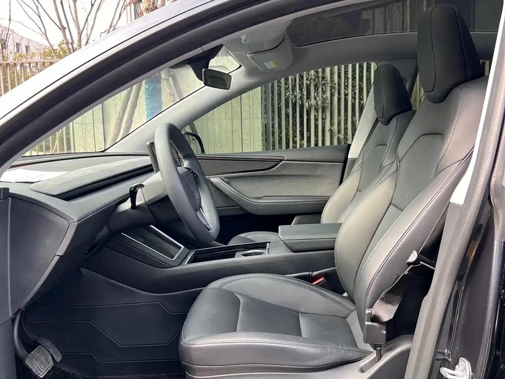 Tesla Model Y 2025