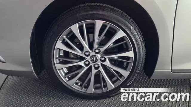 Lexus ES 2021