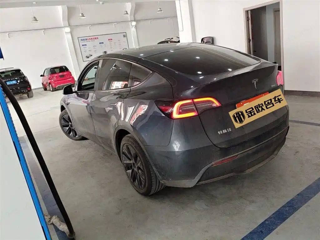Tesla Model Y 2024
