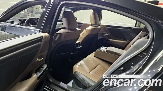 Lexus ES 2023