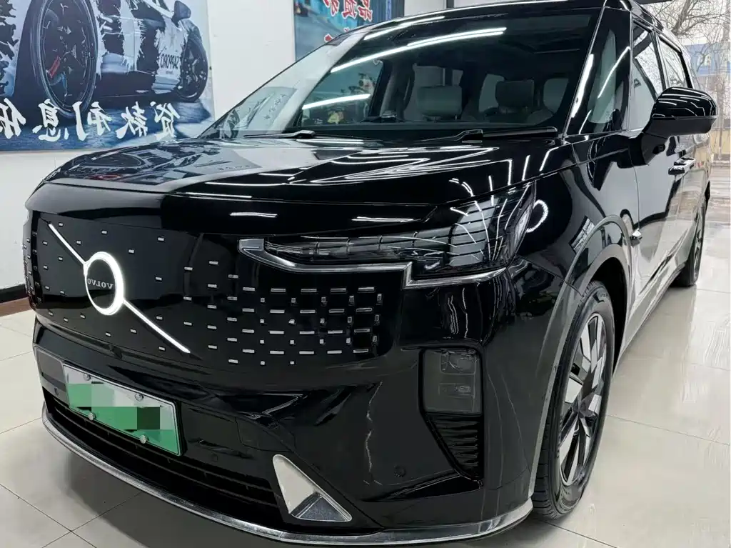 Volvo EM90 2025