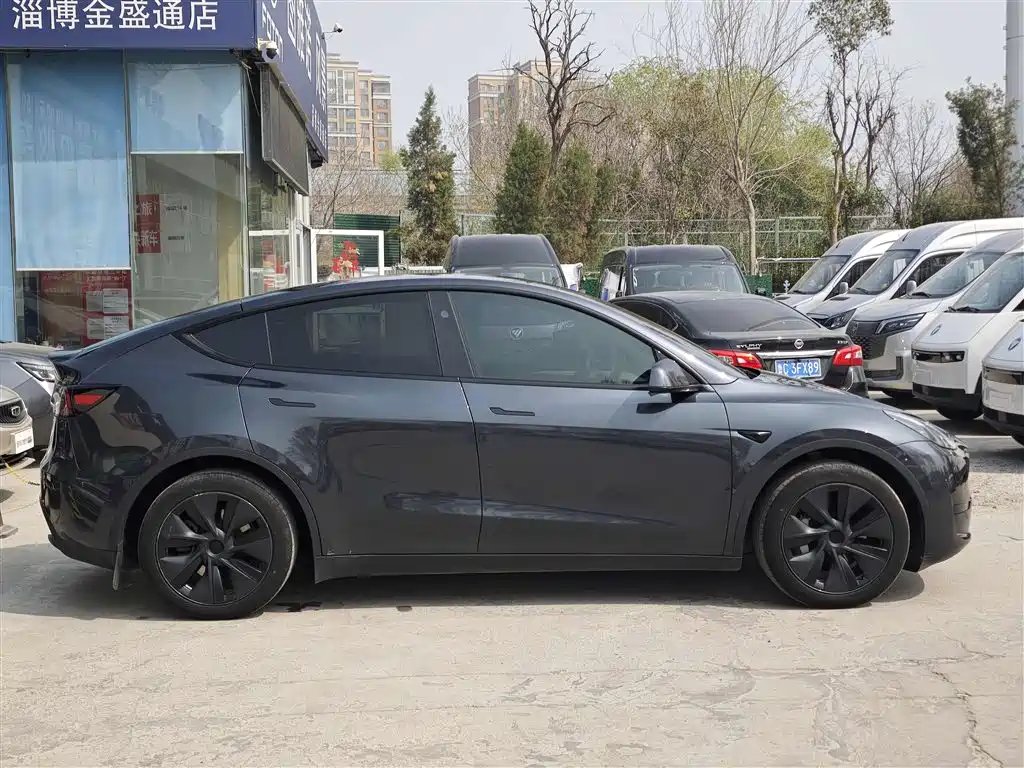 Tesla Model Y 2024