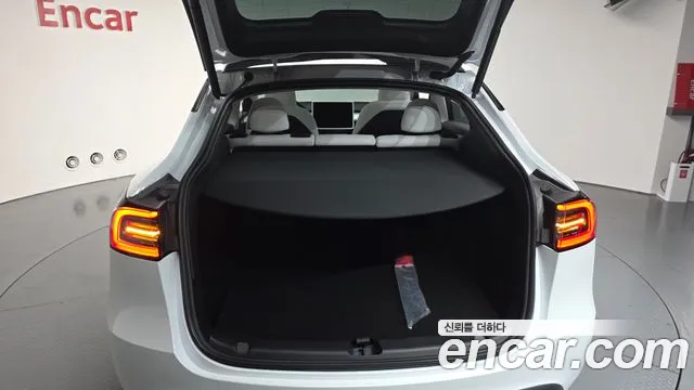 Tesla Model Y 2024