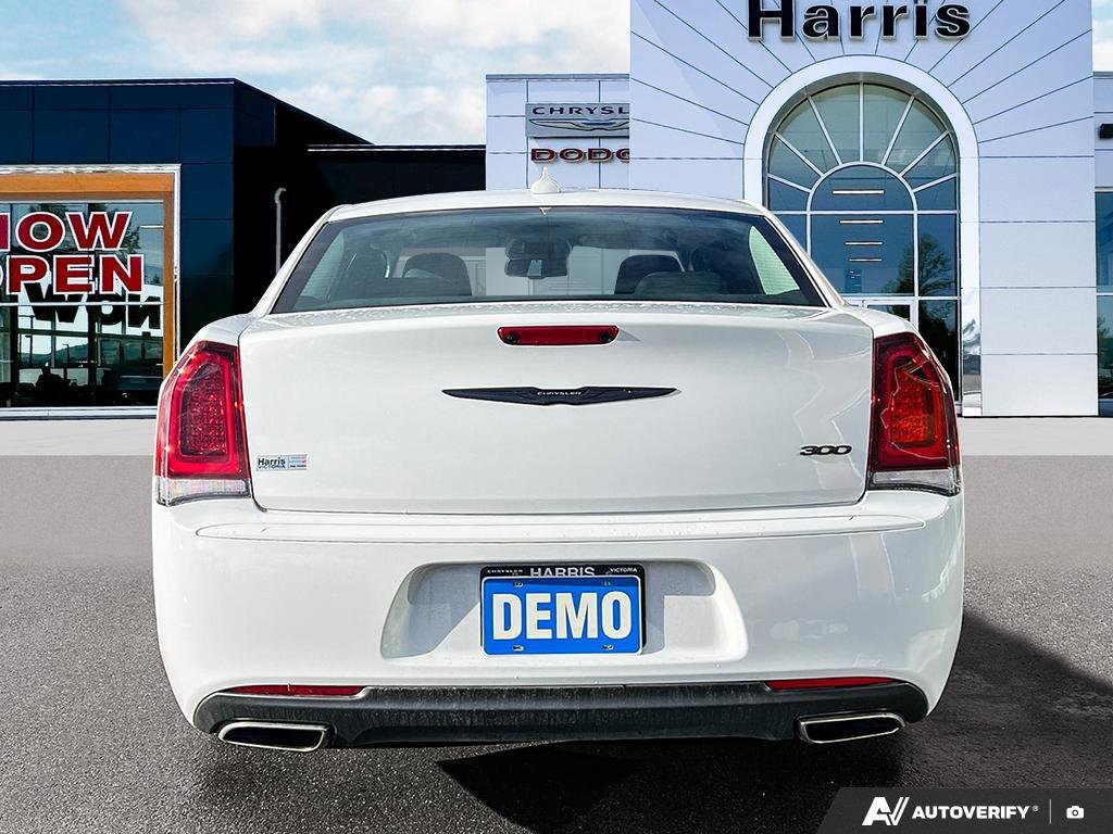 Chrysler 300 2022