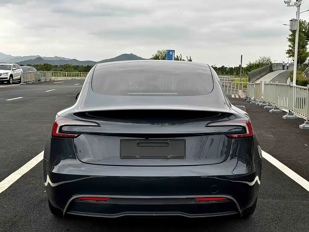 Tesla Model 3 2024