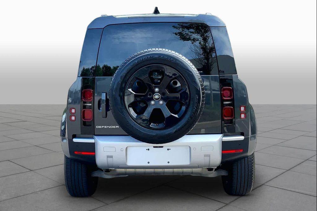 Land Rover Defender 2024