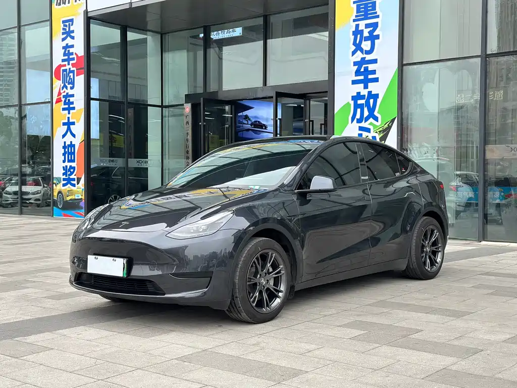 Tesla Model Y 2024