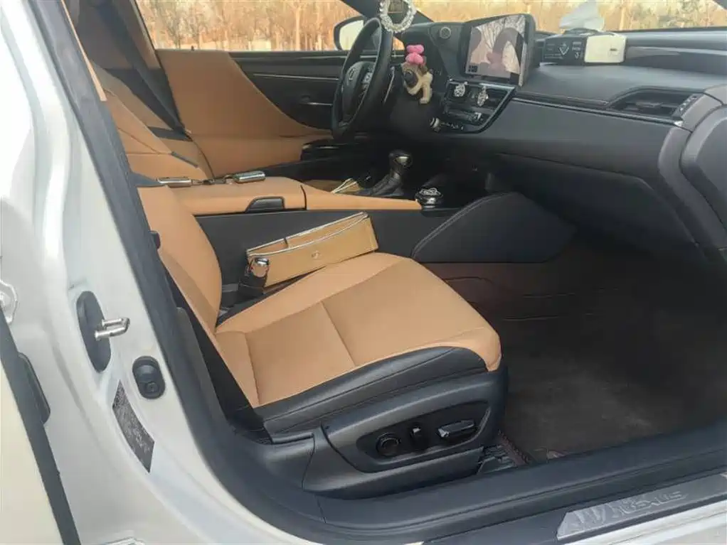 Lexus ES 2024