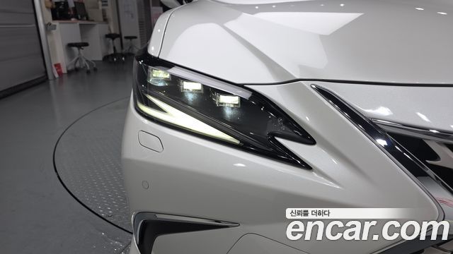 Lexus ES 2025