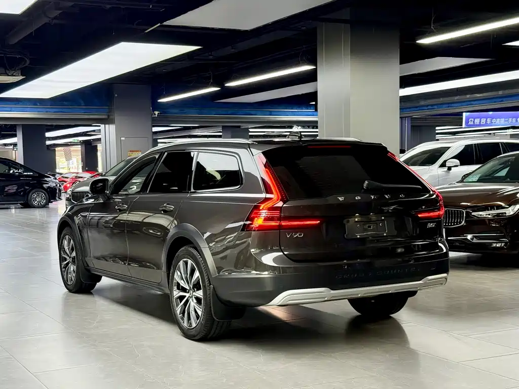Volvo V90 2024