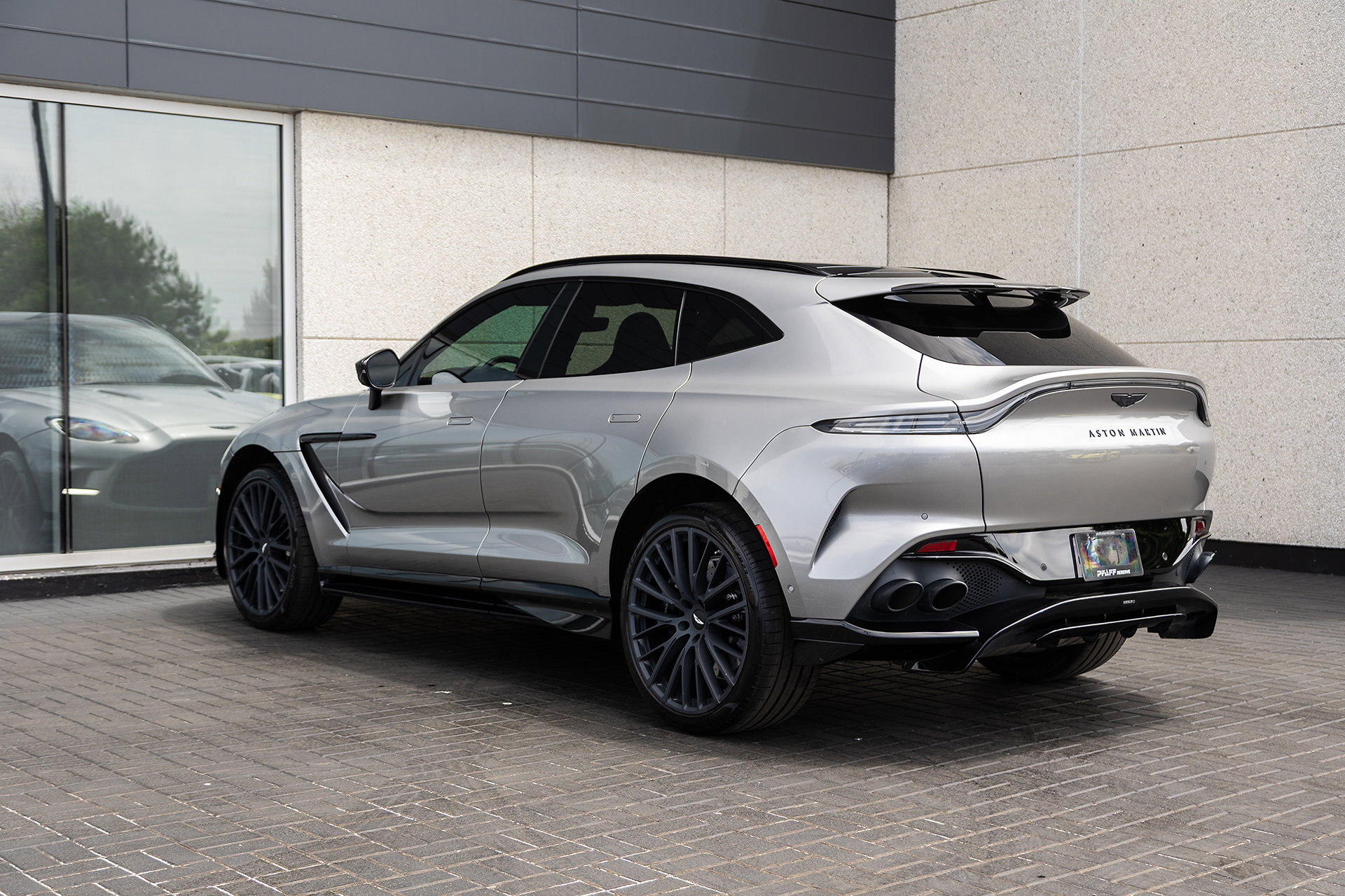 Aston Martin DBX 2023