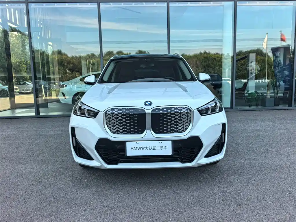 BMW iX1 2025