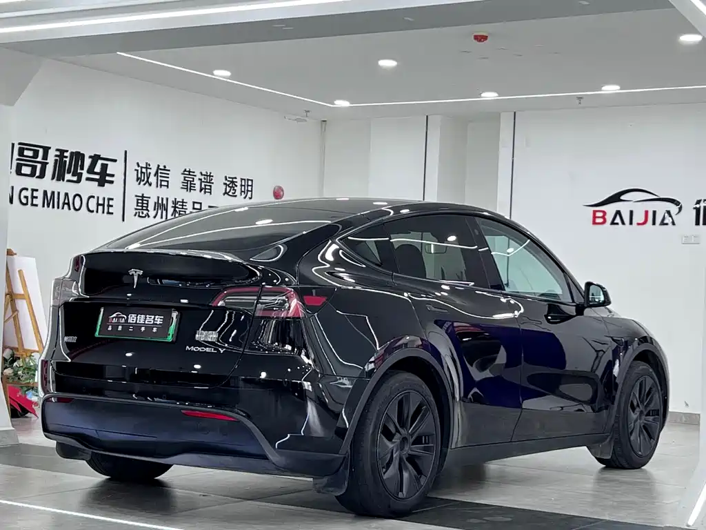 Tesla Model Y 2024