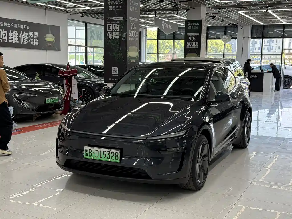 Tesla Model Y 2025