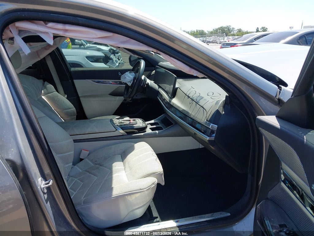 BMW 740 2023