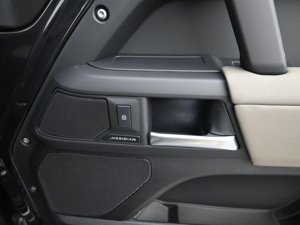 Land Rover Defender 2025