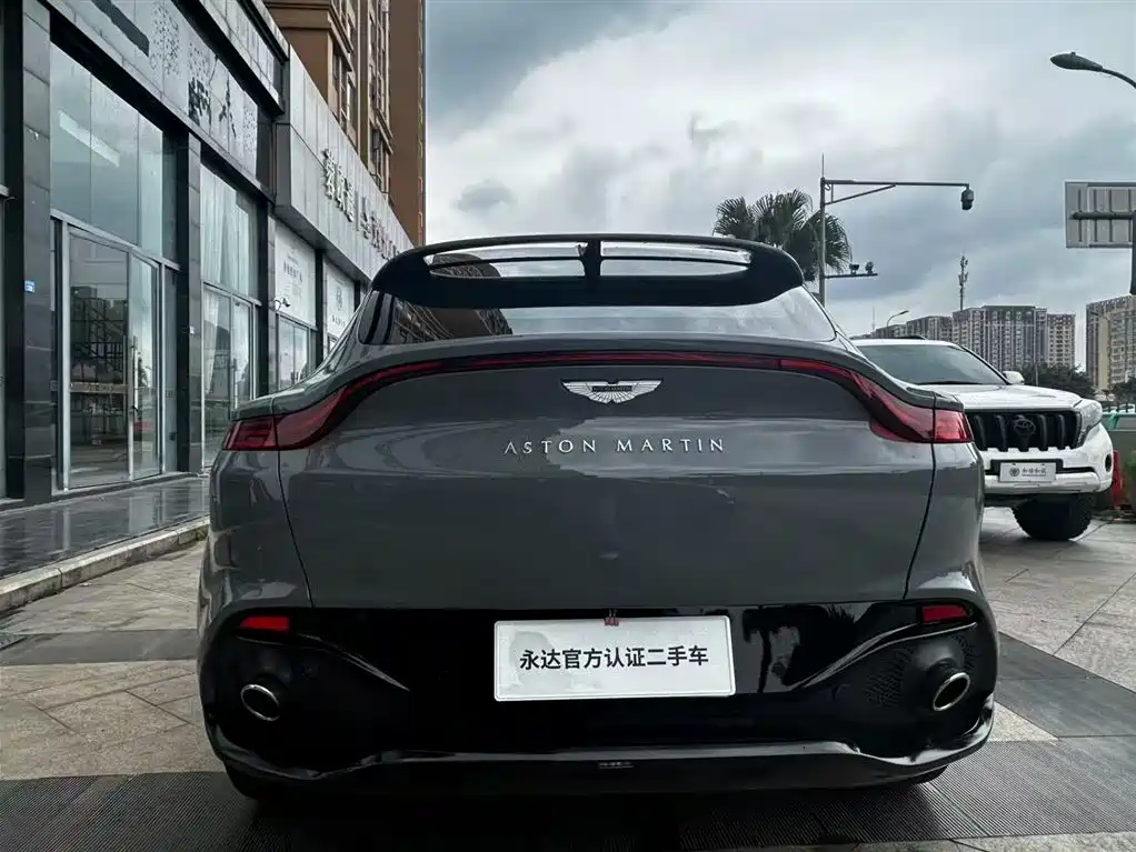 Aston Martin DBX 2024