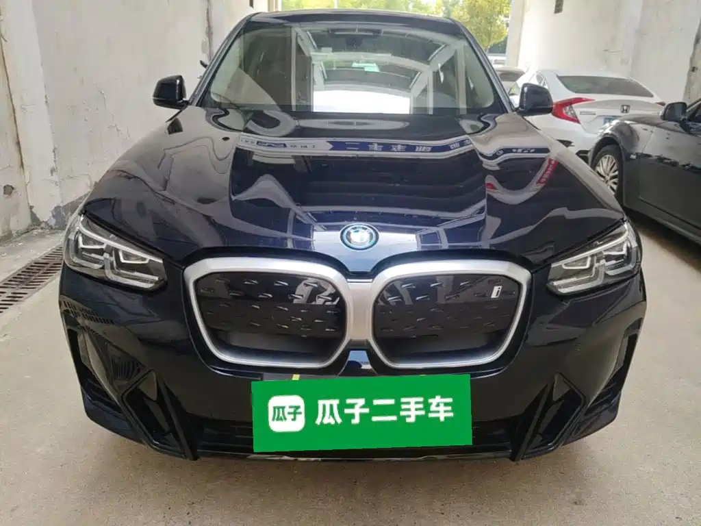 BMW iX3 2025