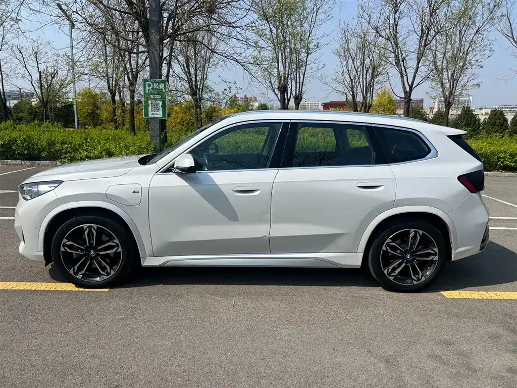 BMW iX1 2025