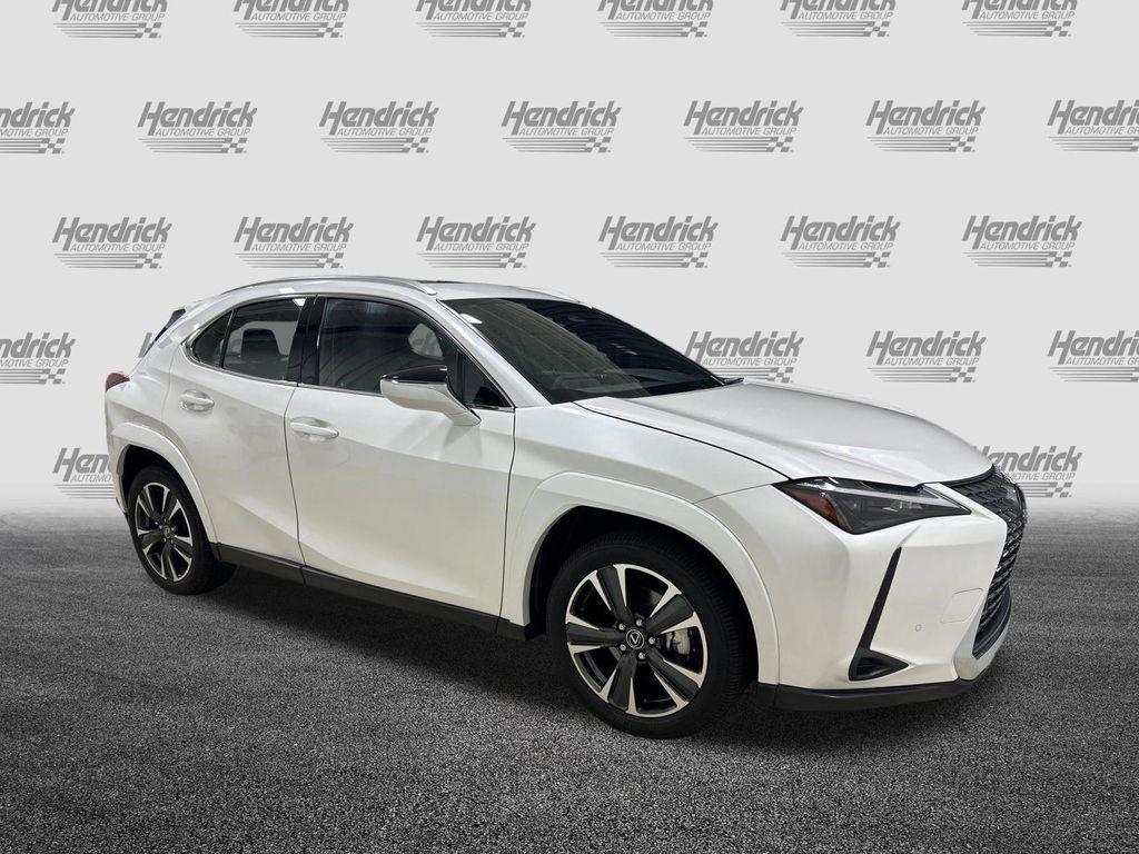 Lexus UX 2025