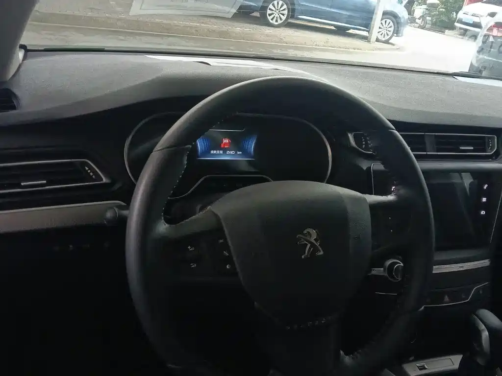 Peugeot 408 2021