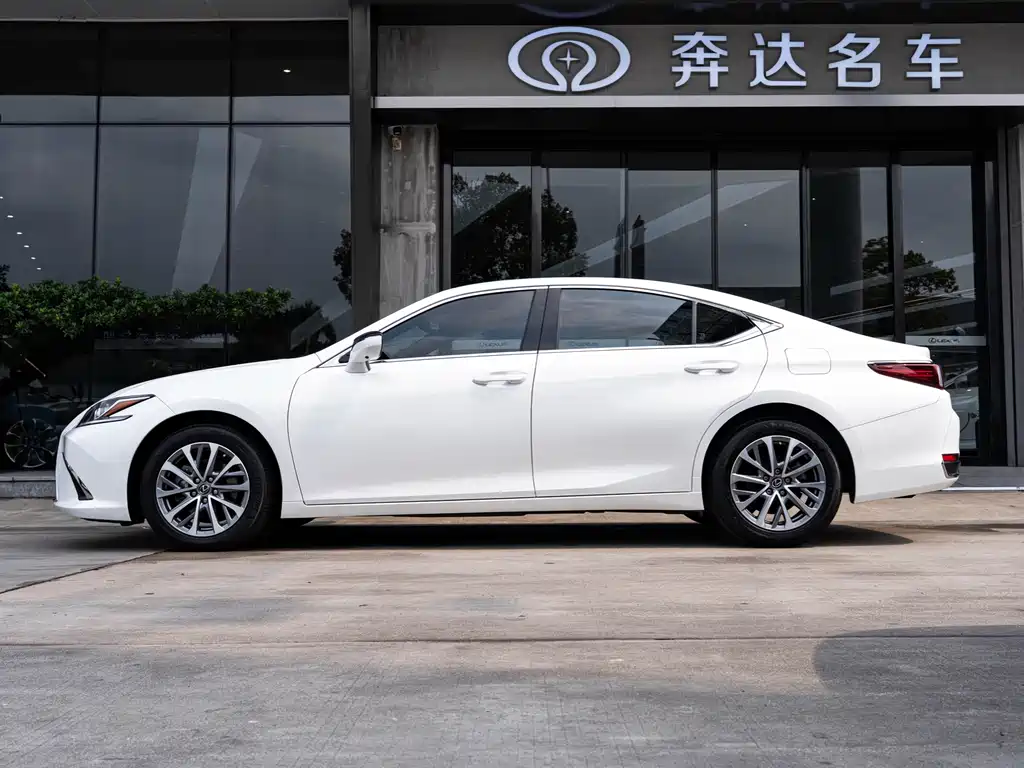 Lexus ES 2024