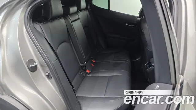 Lexus UX 2023