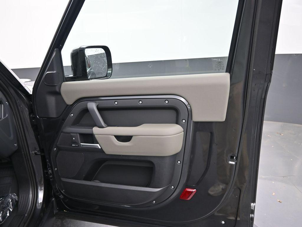 Land Rover Defender 2025