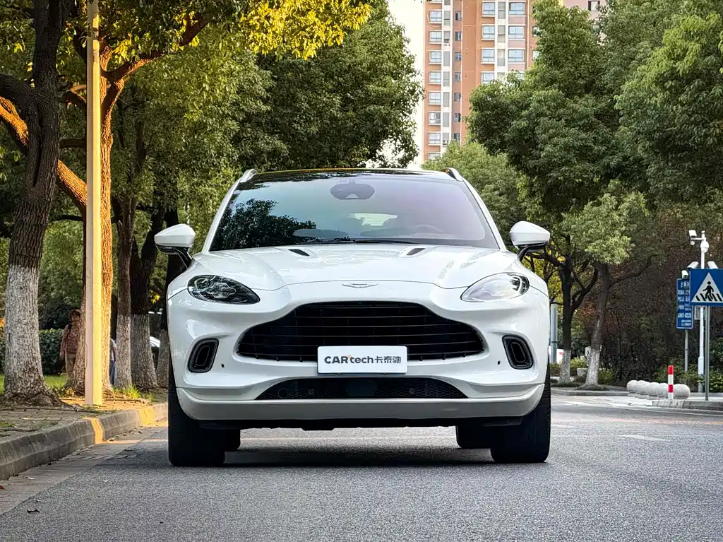 Aston Martin DBX 2022