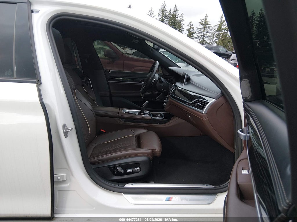 BMW 750 2022
