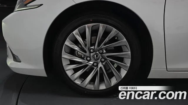 Lexus ES 2024