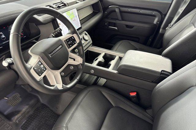 Land Rover Defender 2025