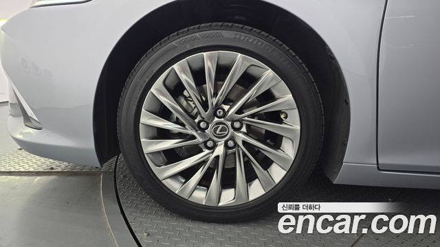 Lexus ES 2021