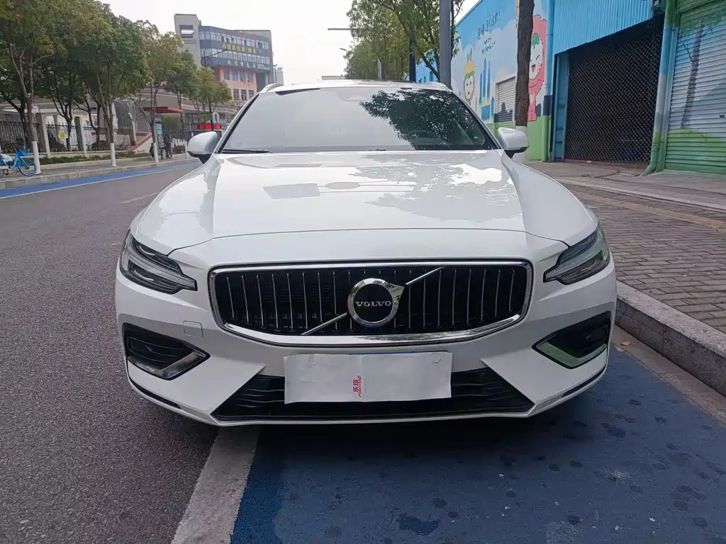 Volvo V60 2024