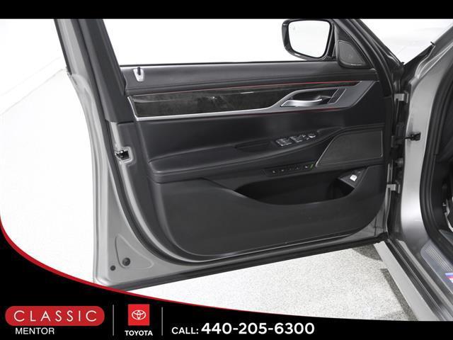 BMW 750 2021