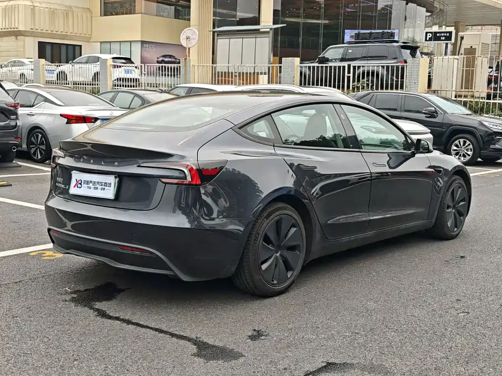 Tesla Model 3 2024