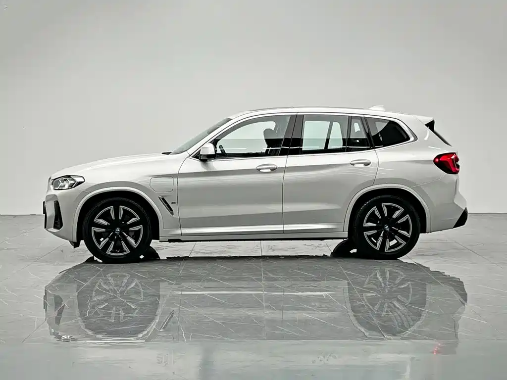BMW iX3 2023