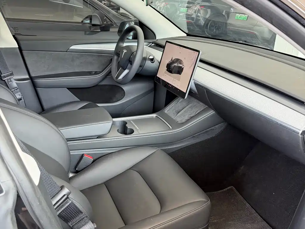 Tesla Model Y 2024