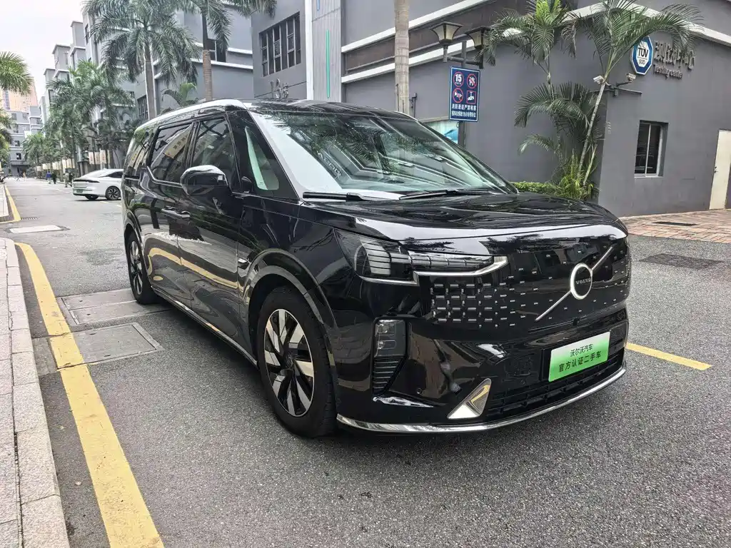 Volvo EM90 2024
