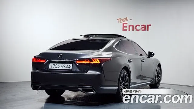 Lexus LS 2022