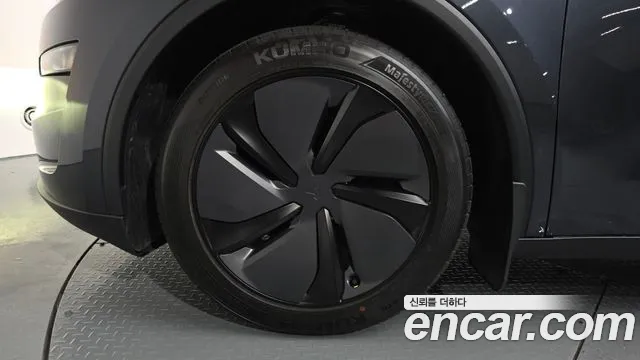 Tesla Model Y 2025