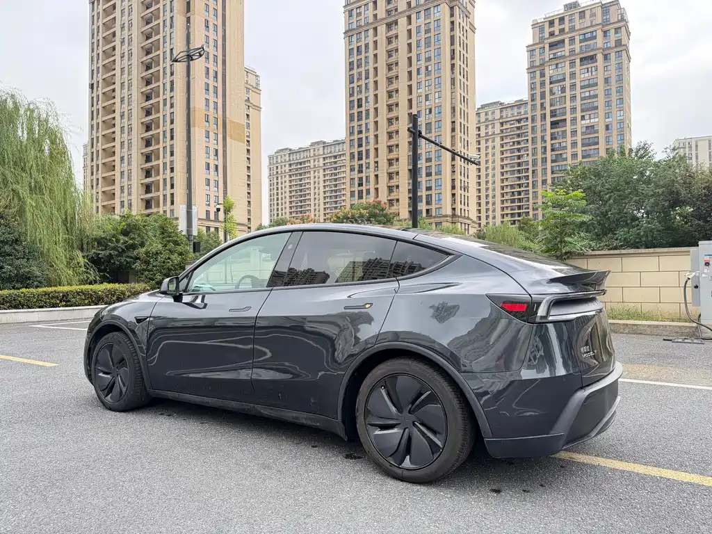 Tesla Model Y 2025