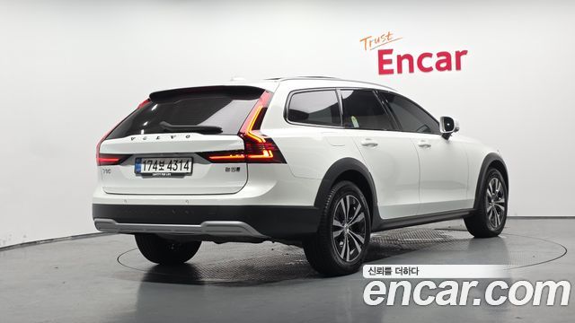 Volvo V90 2025