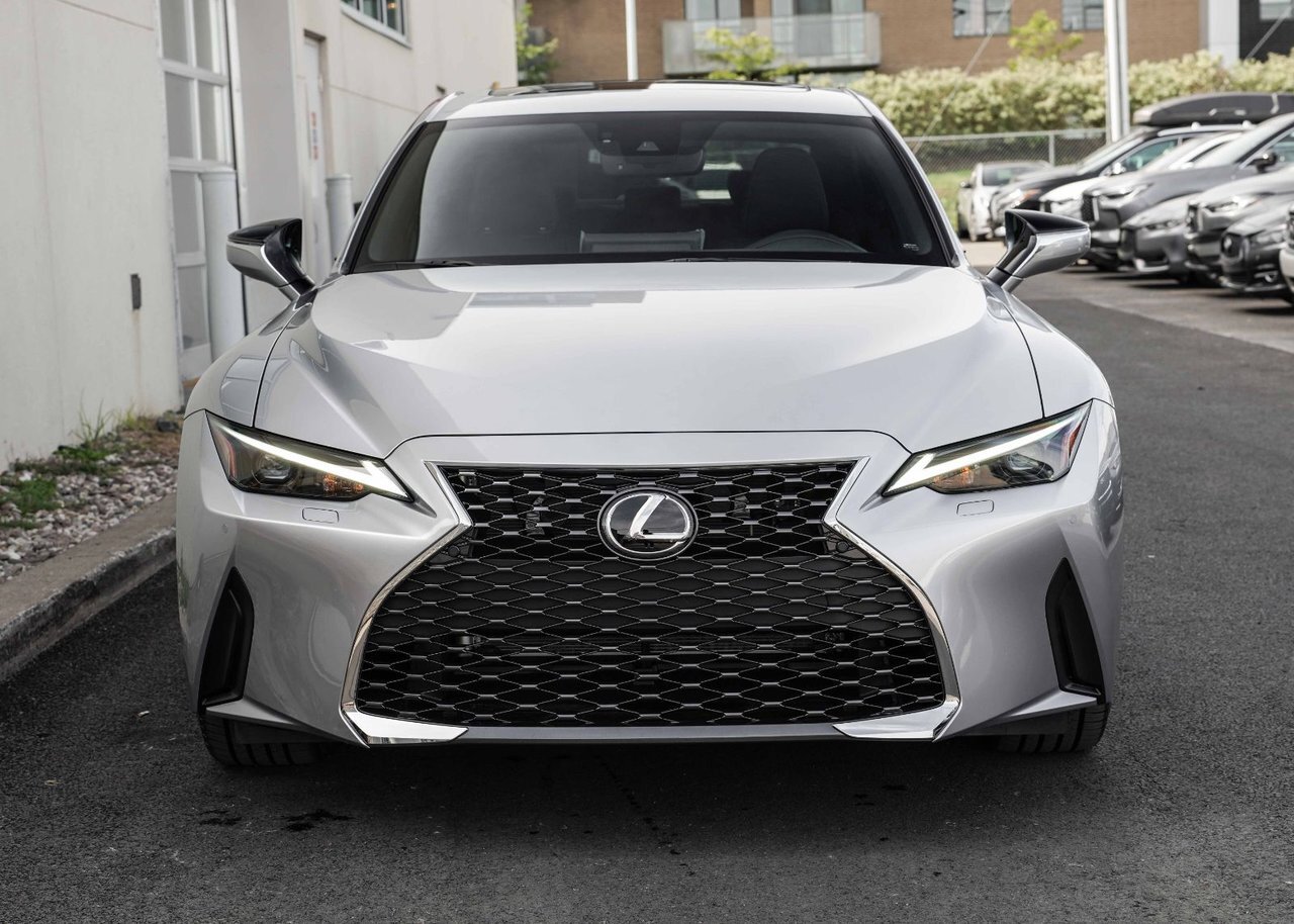 Lexus IS 2025